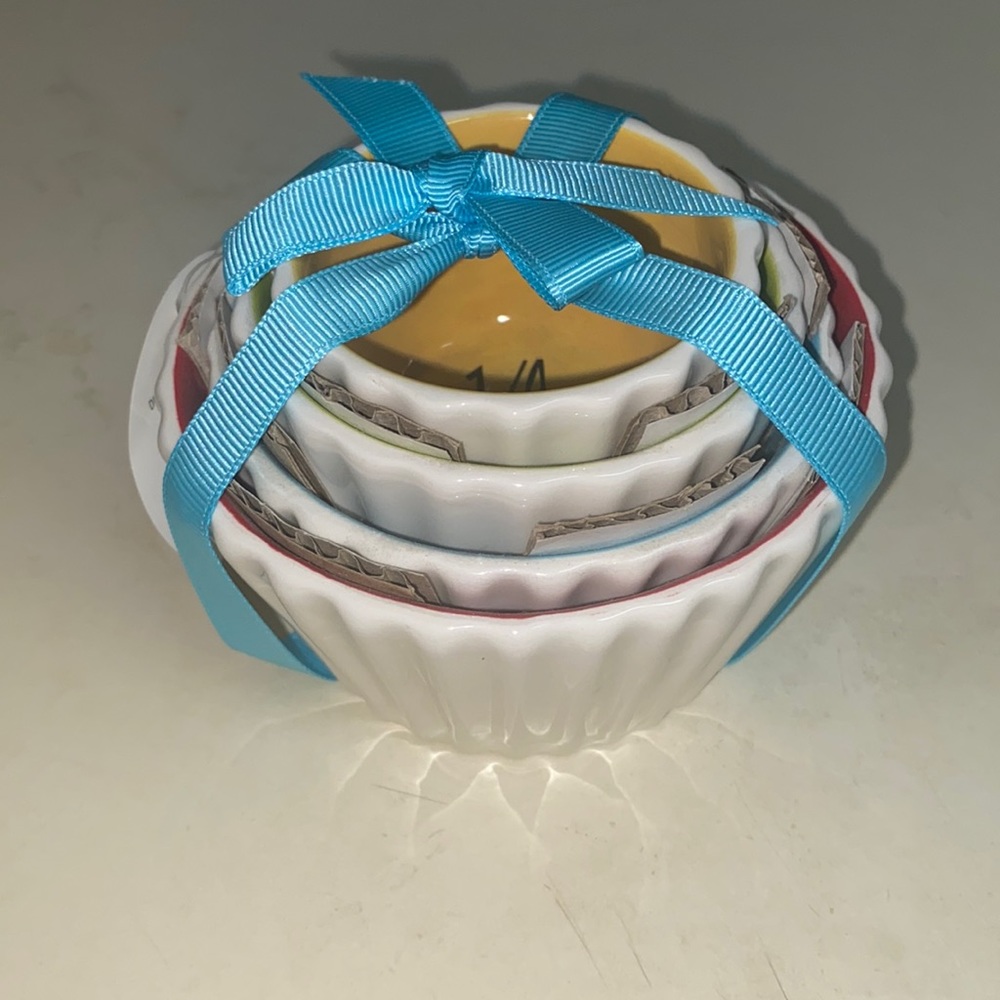 HALLMARK Measuring Cups